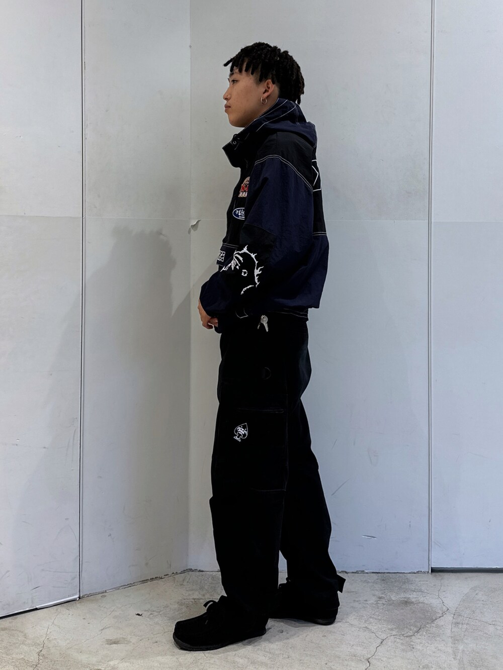 ブルー系のブルゾン、ブラック系のその他パンツを着用したメンズの秋コーディネートの2枚目の写真