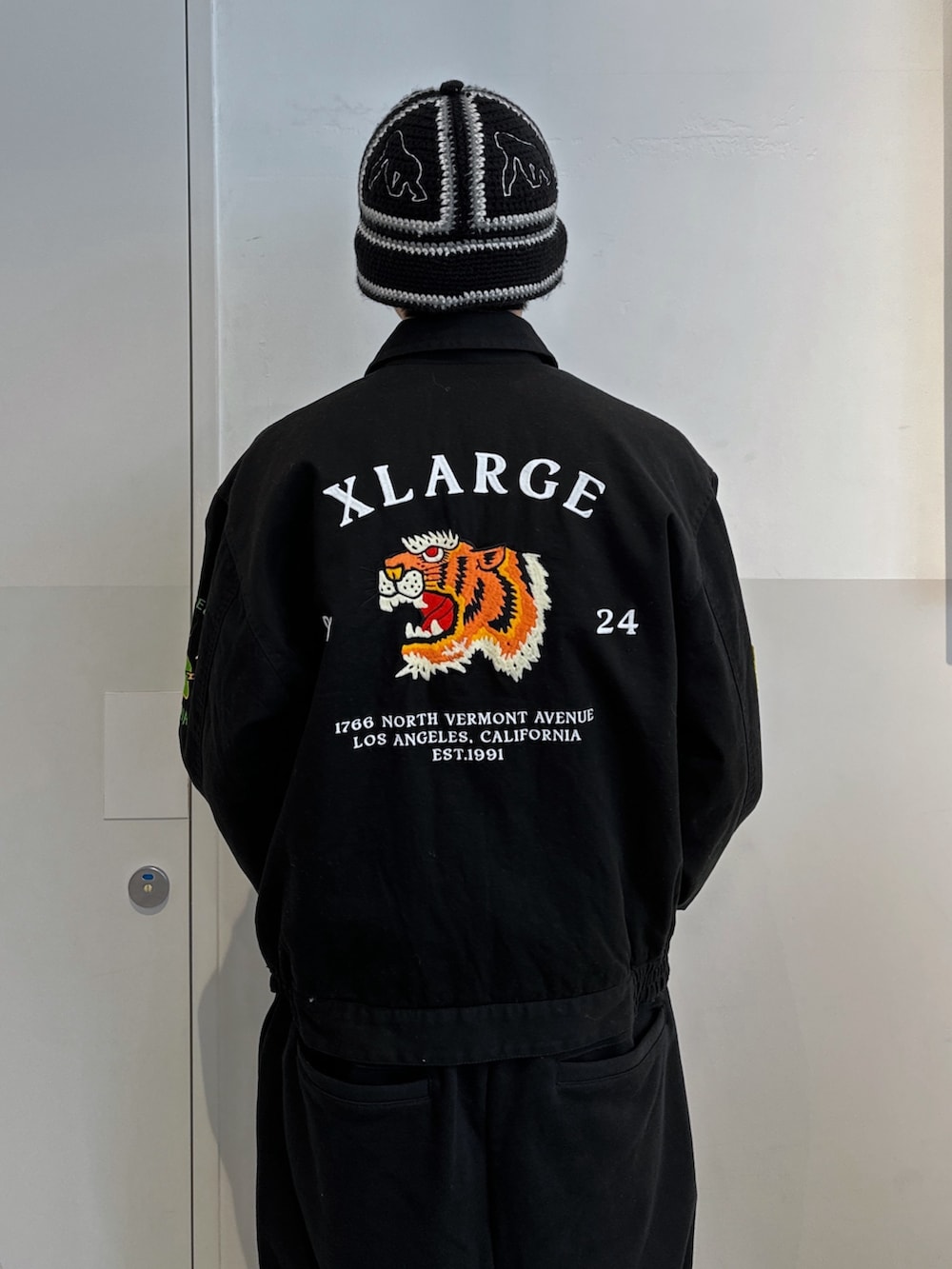 ブラック系のブルゾン、ブラック系のスウェットパンツを着用したメンズの冬コーディネートの6枚目の写真