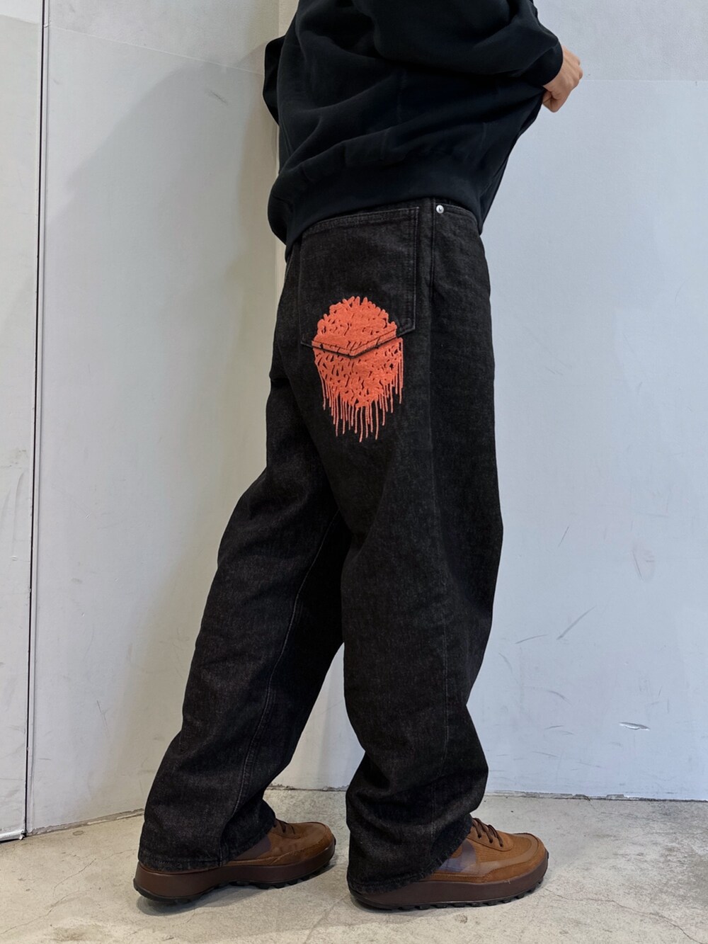 ブラック系のTシャツ/カットソー、ブラック系のデニムパンツ、ブラック系のハットを着用したメンズの冬コーディネートの6枚目の写真