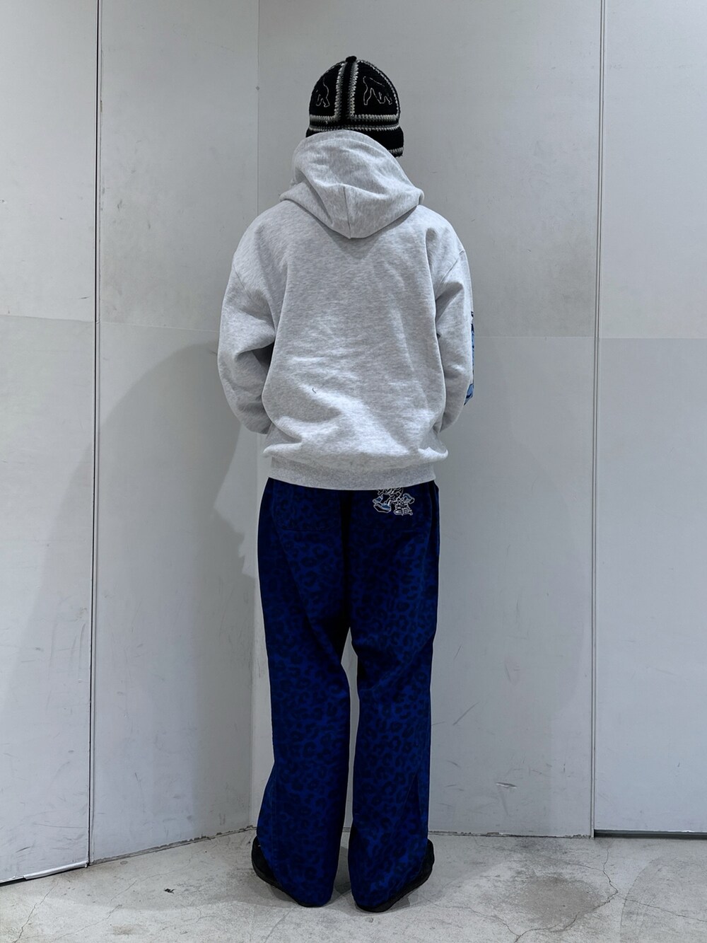 グレー系のパーカー、ブルー系のその他パンツを着用したメンズの冬コーディネートの3枚目の写真