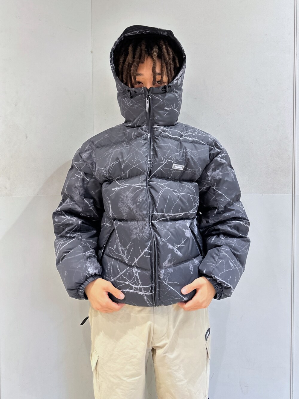 その他のダウンジャケット/コート、ベージュ系のその他パンツを着用したメンズの冬コーディネートの5枚目の写真