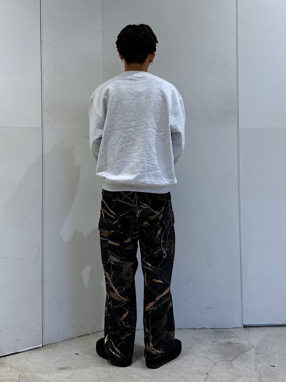 グレー系のスウェット、ブラウン系のその他パンツを着用したメンズの秋コーディネートの3枚目の写真