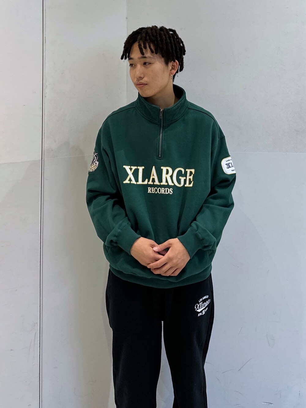 グリーン系のスウェット、ブラック系のスウェットパンツを着用したメンズの秋コーディネートの5枚目の写真