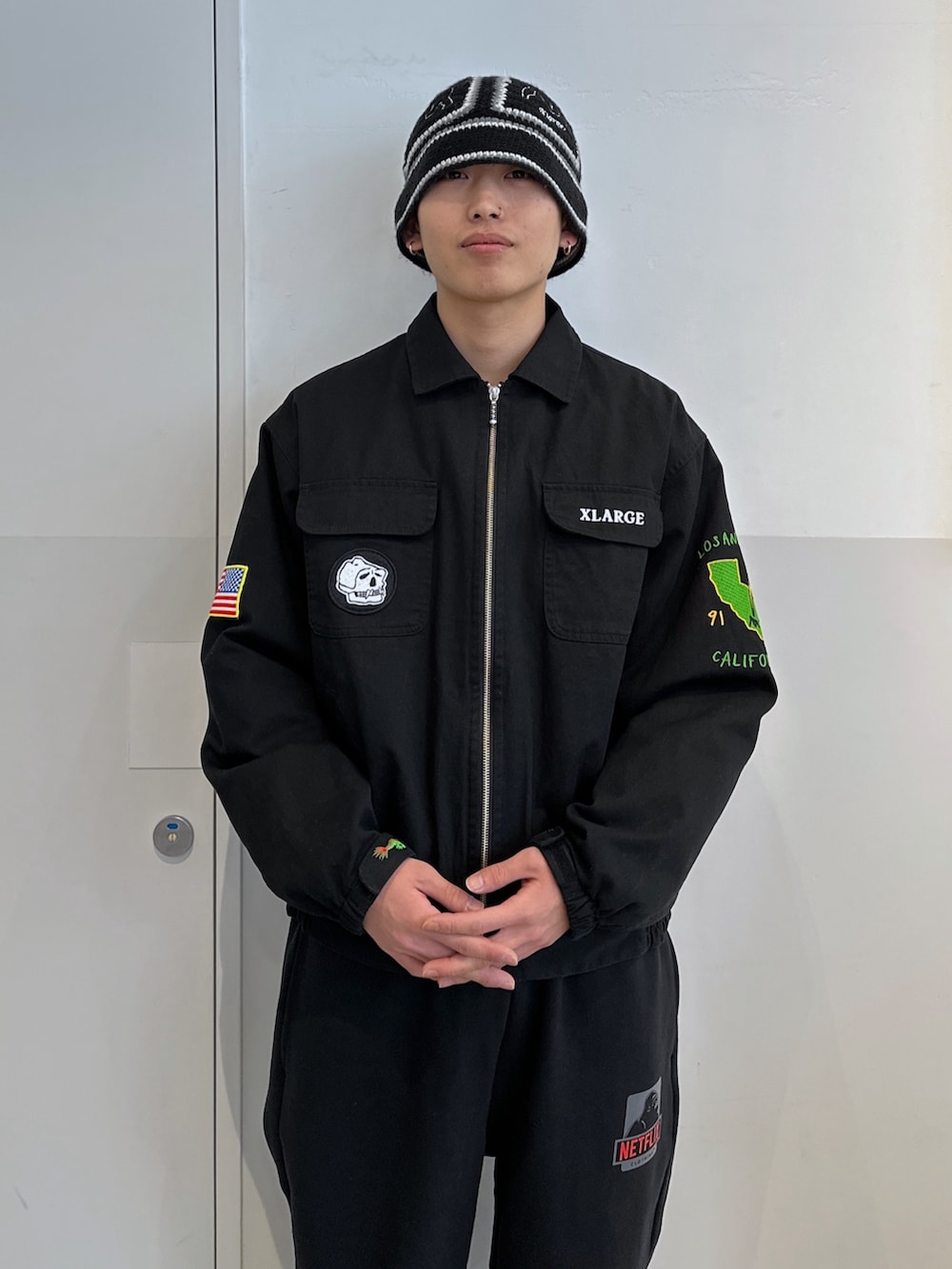 ブラック系のブルゾン、ブラック系のスウェットパンツを着用したメンズの冬コーディネートの5枚目の写真