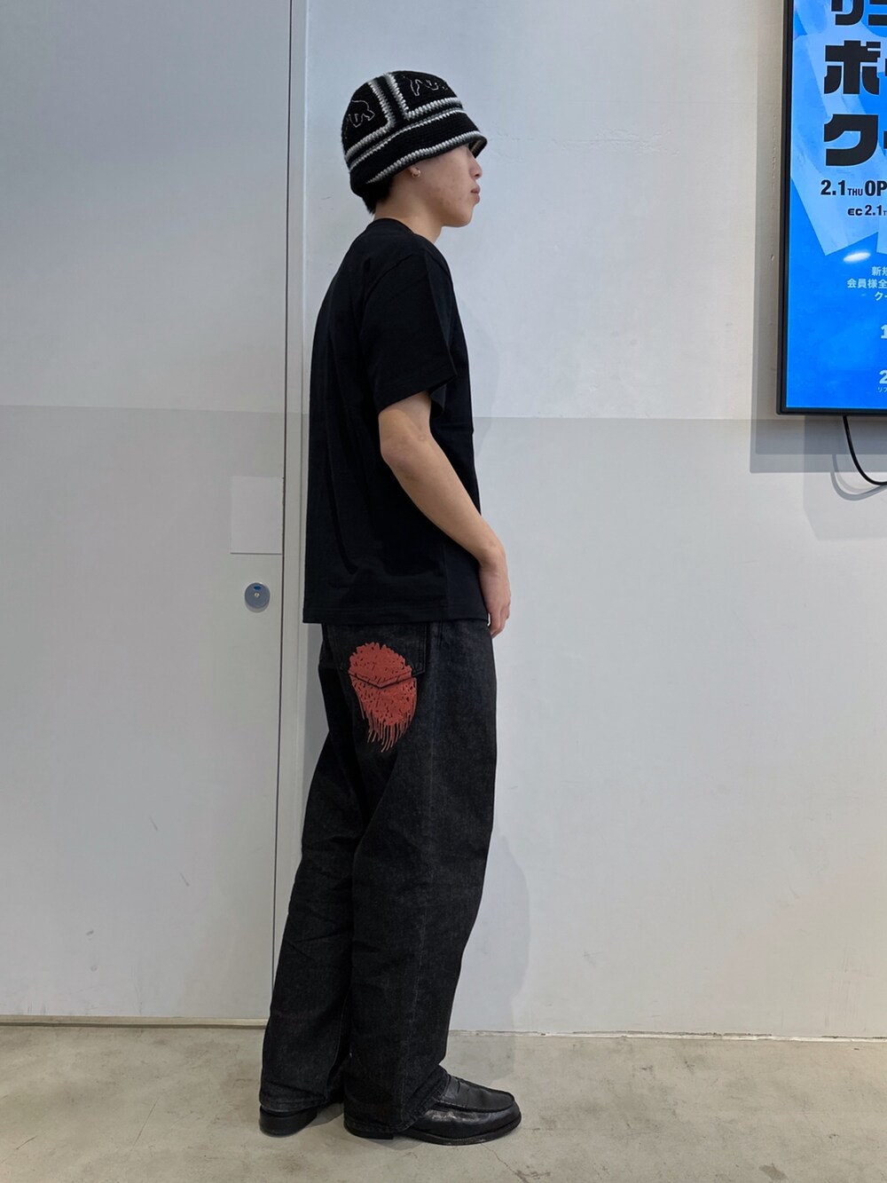 ブラック系のTシャツ/カットソー、ブラック系のデニムパンツ、ブラック系のハットを着用したメンズの冬コーディネートの4枚目の写真