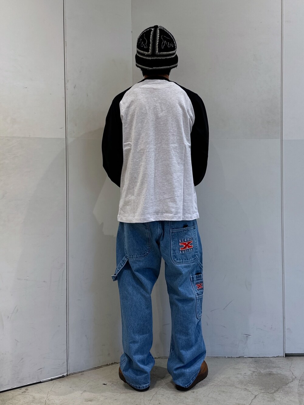 ブラック系のTシャツ/カットソー、ブルー系のデニムパンツ、ブラック系のハットを着用したメンズの春コーディネートの3枚目の写真