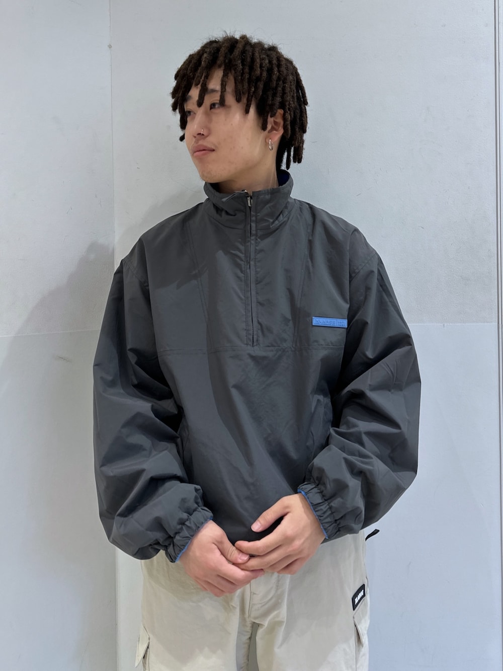 ブルー系のブルゾン、ベージュ系のその他パンツを着用したメンズの冬コーディネートの5枚目の写真