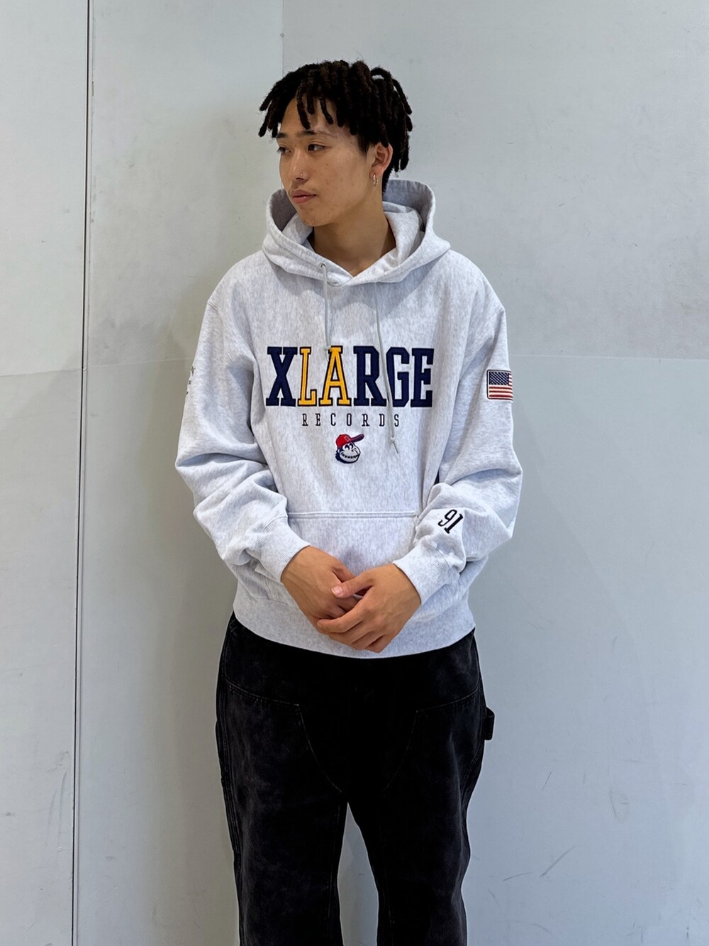 グレー系のパーカー、ブラック系のその他パンツを着用したメンズの秋コーディネートの5枚目の写真