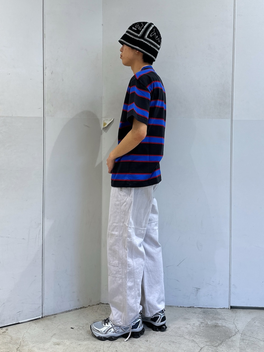 ブルー系のTシャツ/カットソー、グレー系のその他パンツ、ブラック系のハットを着用したメンズの春コーディネートの2枚目の写真