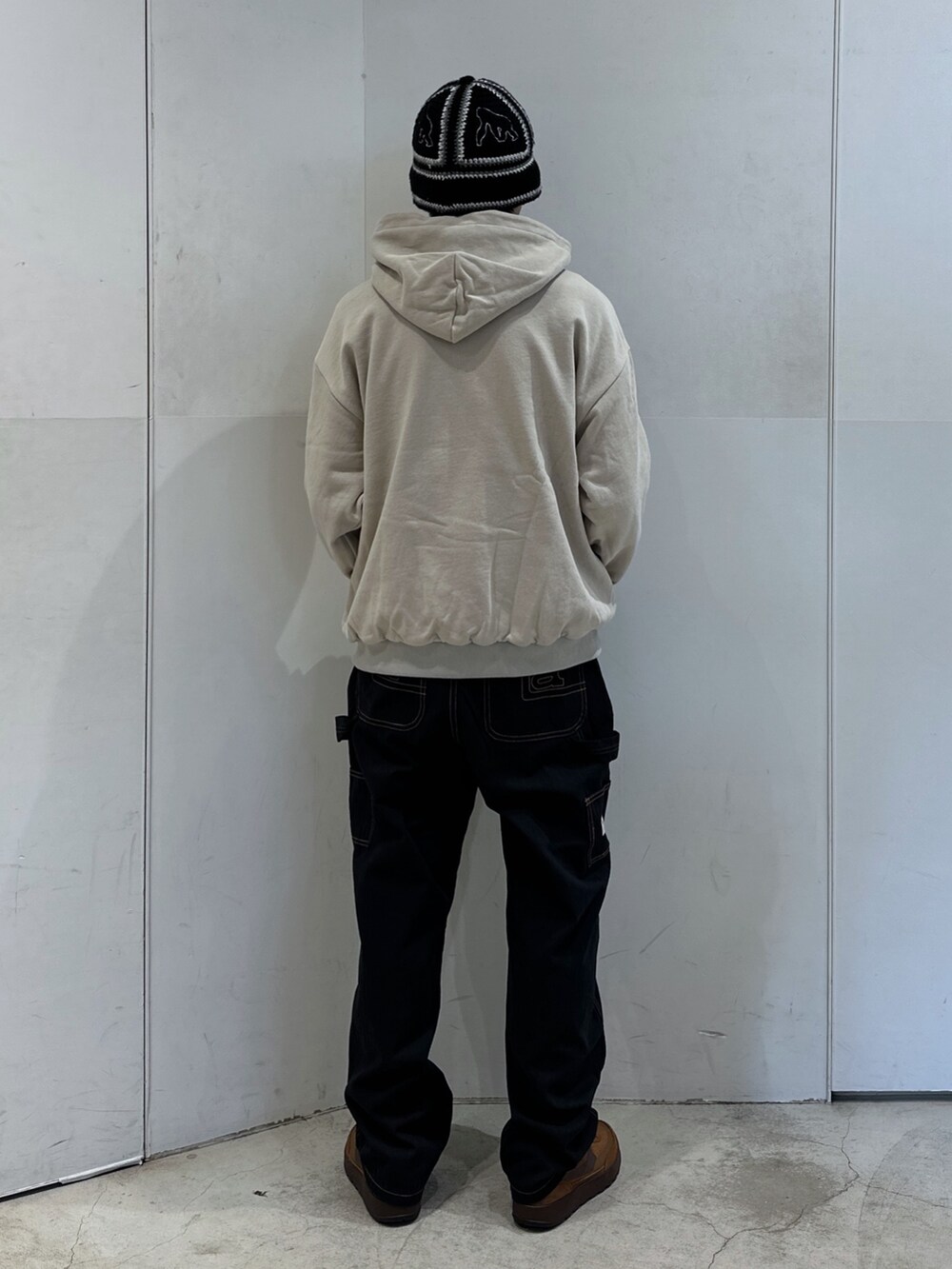 ブラウン系のパーカー、ブラック系のその他パンツ、ブラック系のハットを着用したメンズの冬コーディネートの3枚目の写真