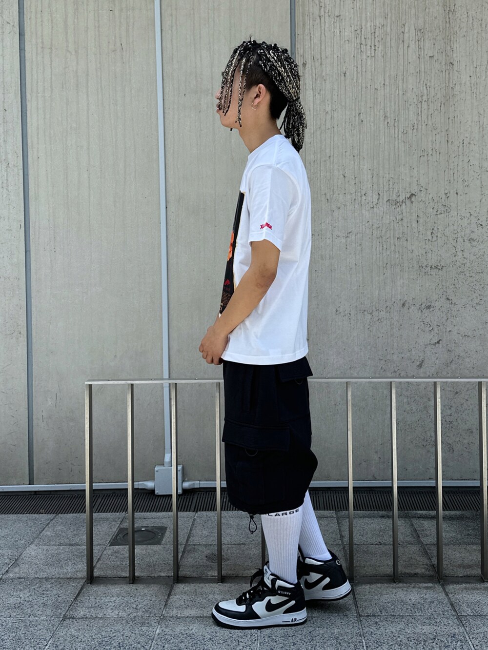 ブラック系のTシャツ/カットソー、ブラック系のカーゴパンツを着用したメンズの夏コーディネートの2枚目の写真