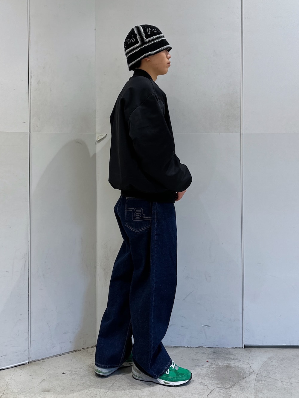 ブラック系のブルゾン、ブルー系のデニムパンツ、ブラック系のハットを着用したメンズの冬コーディネートの4枚目の写真