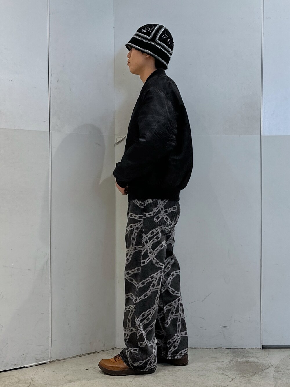 ブラック系のブルゾン、ブラック系のデニムパンツ、ブラック系のハットを着用したメンズの春コーディネートの2枚目の写真