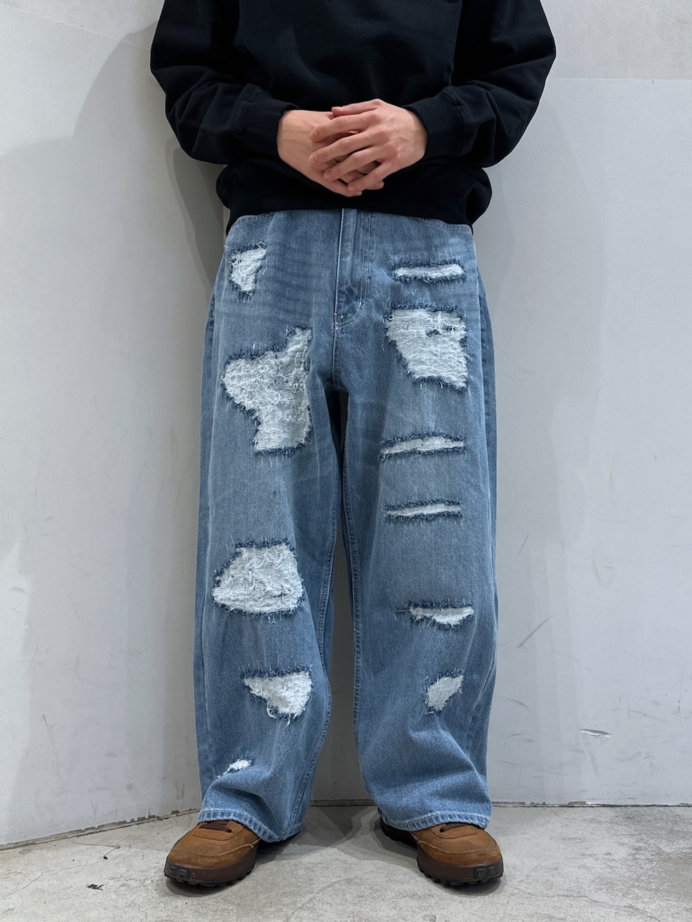 ブラック系のブルゾン、ブルー系のデニムパンツ、ブラック系のハットを着用したメンズの春コーディネートの6枚目の写真