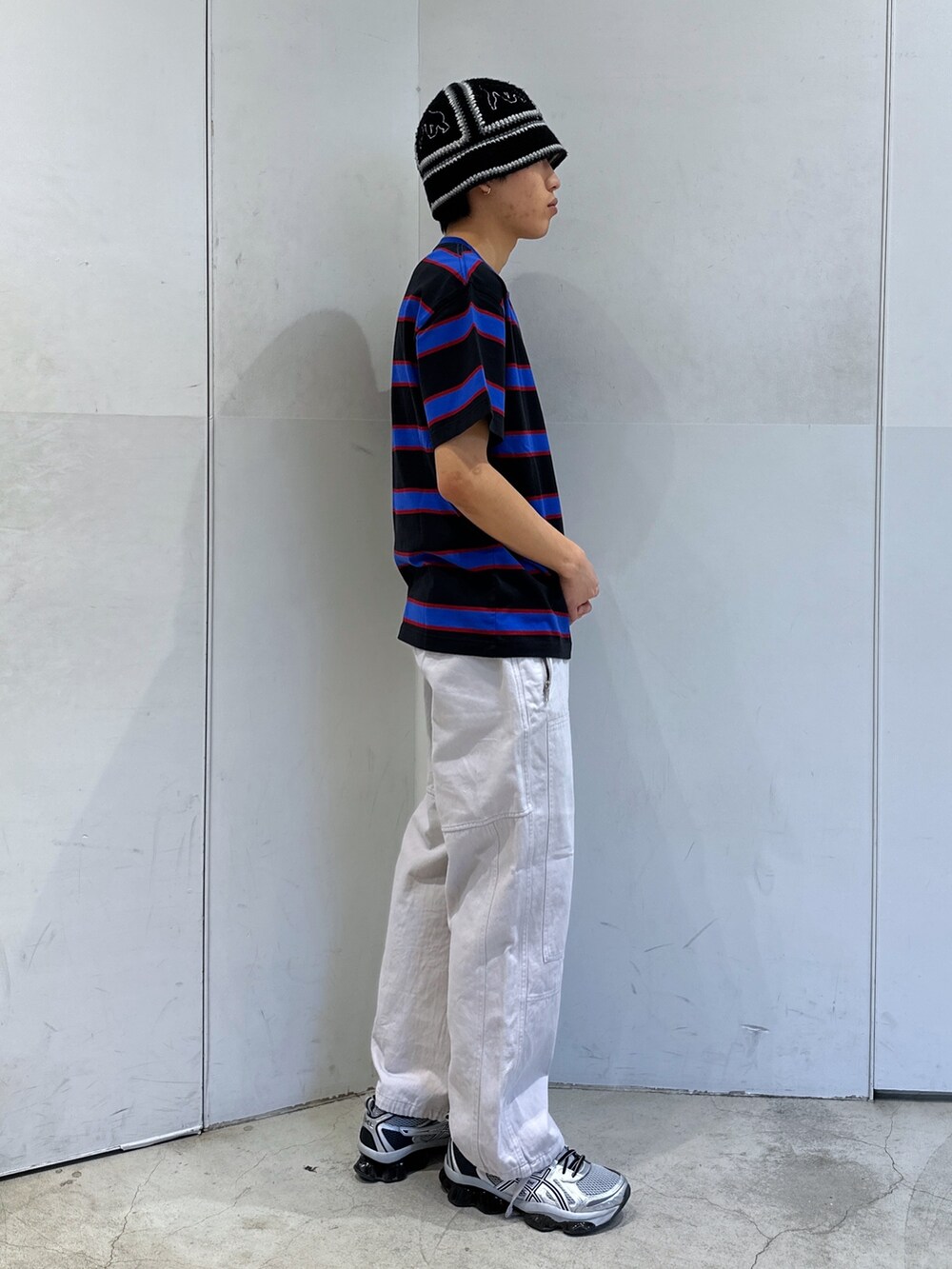 ブルー系のTシャツ/カットソー、グレー系のその他パンツ、ブラック系のハットを着用したメンズの春コーディネートの4枚目の写真