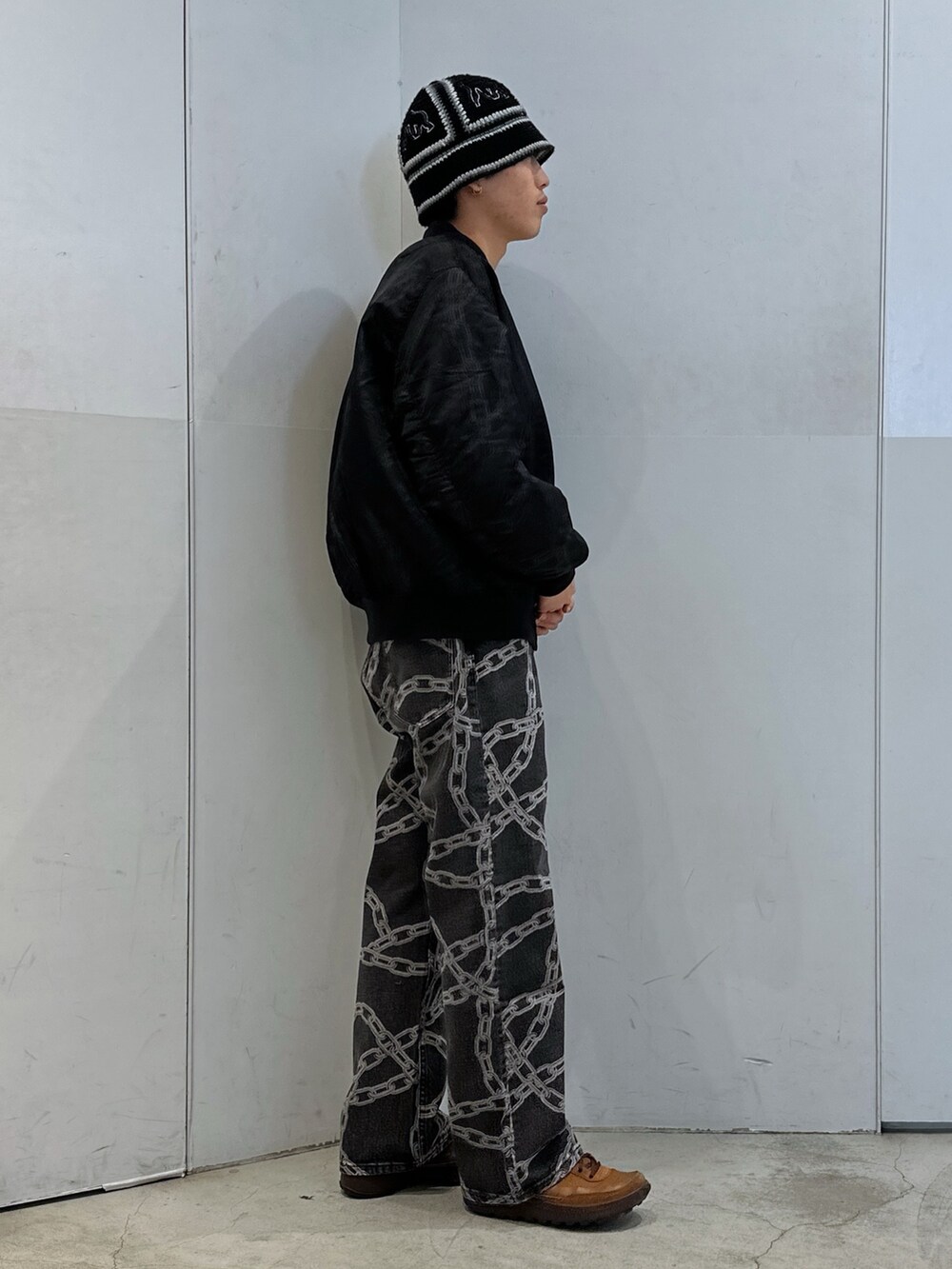 ブラック系のブルゾン、ブラック系のデニムパンツ、ブラック系のハットを着用したメンズの春コーディネートの4枚目の写真