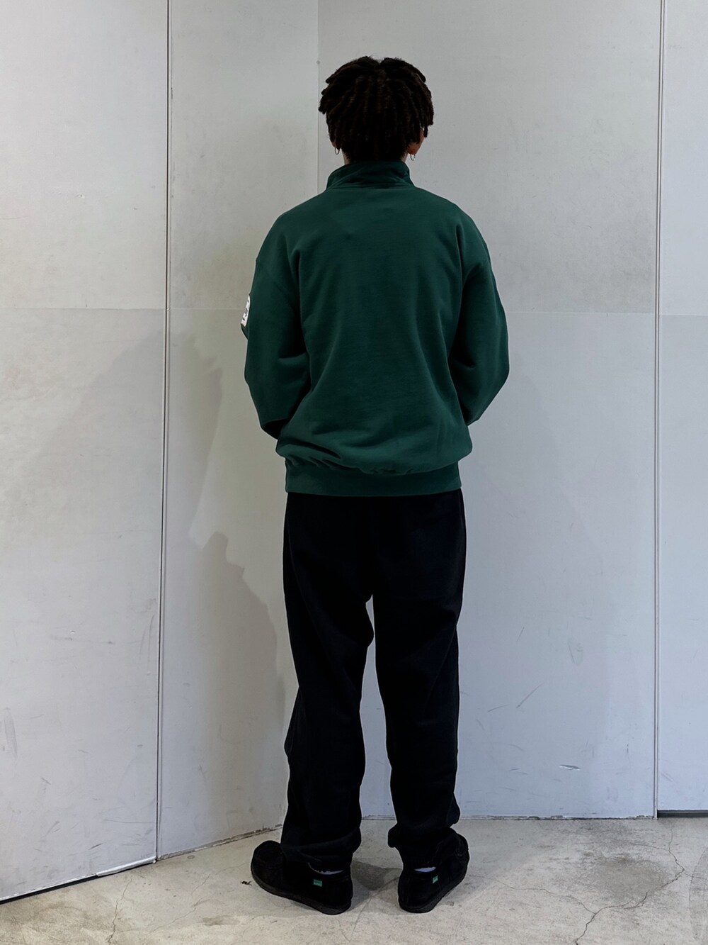 グリーン系のスウェット、ブラック系のスウェットパンツを着用したメンズの秋コーディネートの3枚目の写真