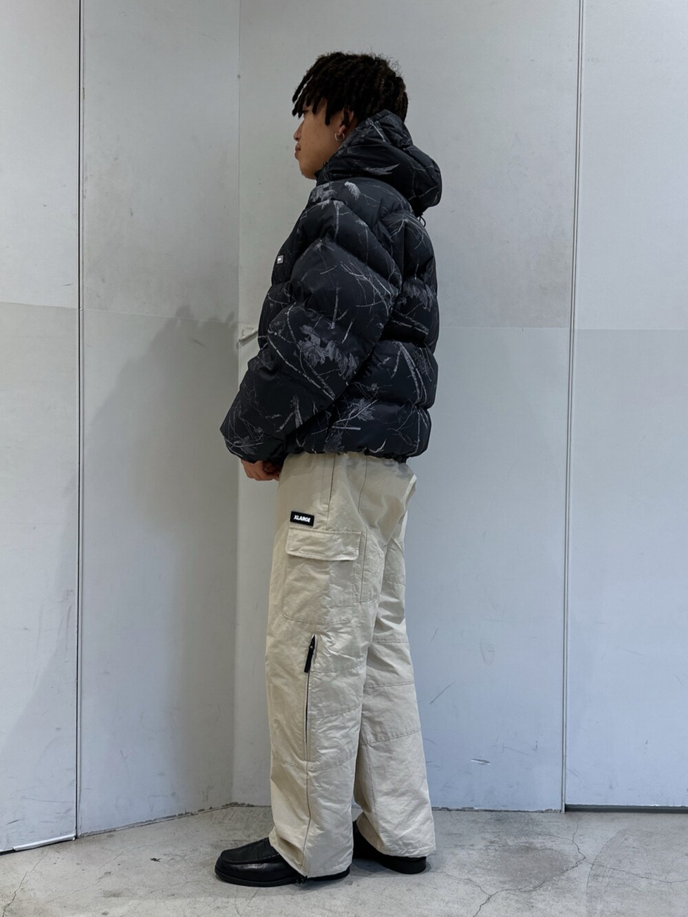 その他のダウンジャケット/コート、ベージュ系のその他パンツを着用したメンズの冬コーディネートの2枚目の写真