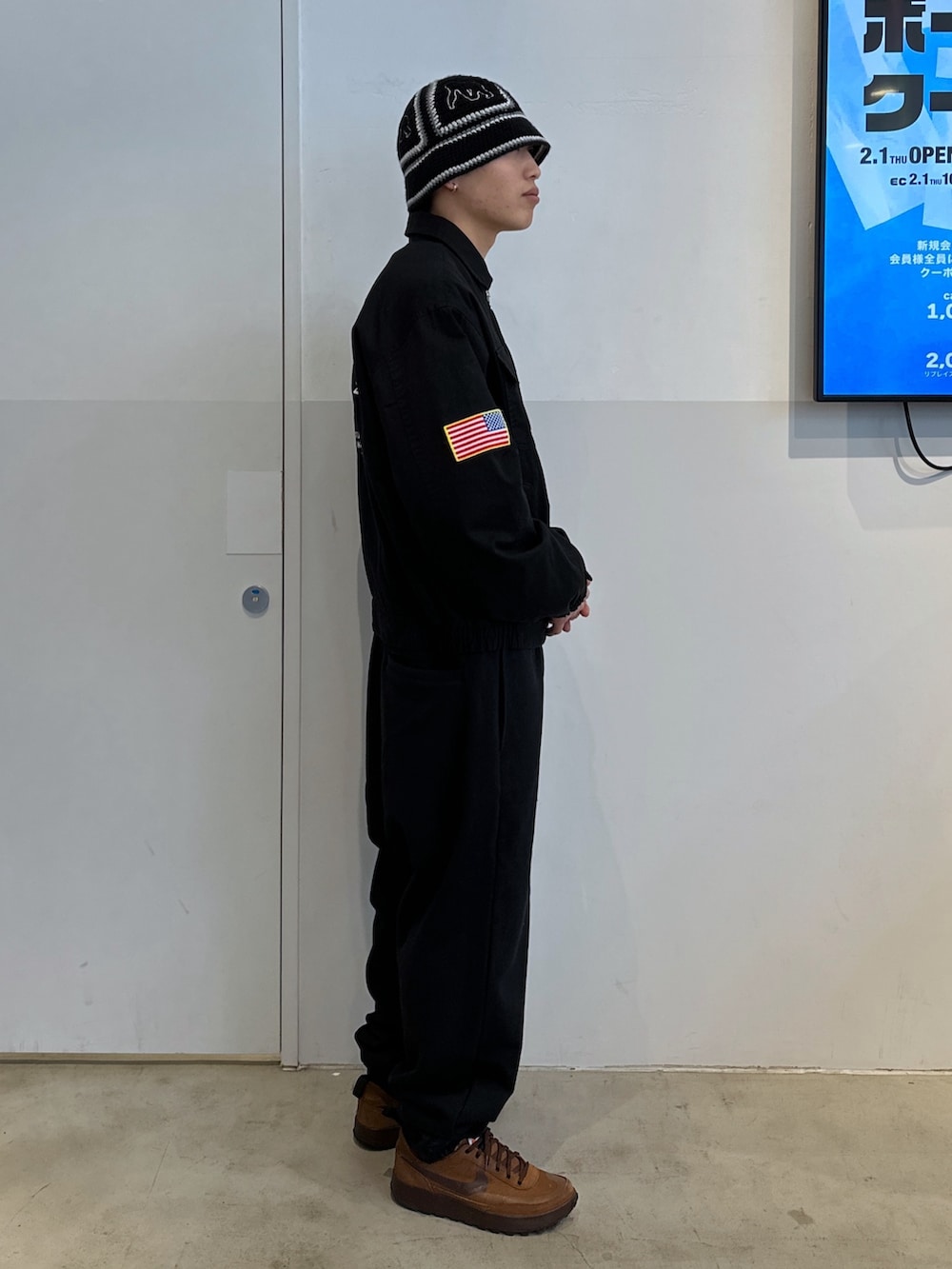 ブラック系のブルゾン、ブラック系のスウェットパンツを着用したメンズの冬コーディネートの4枚目の写真