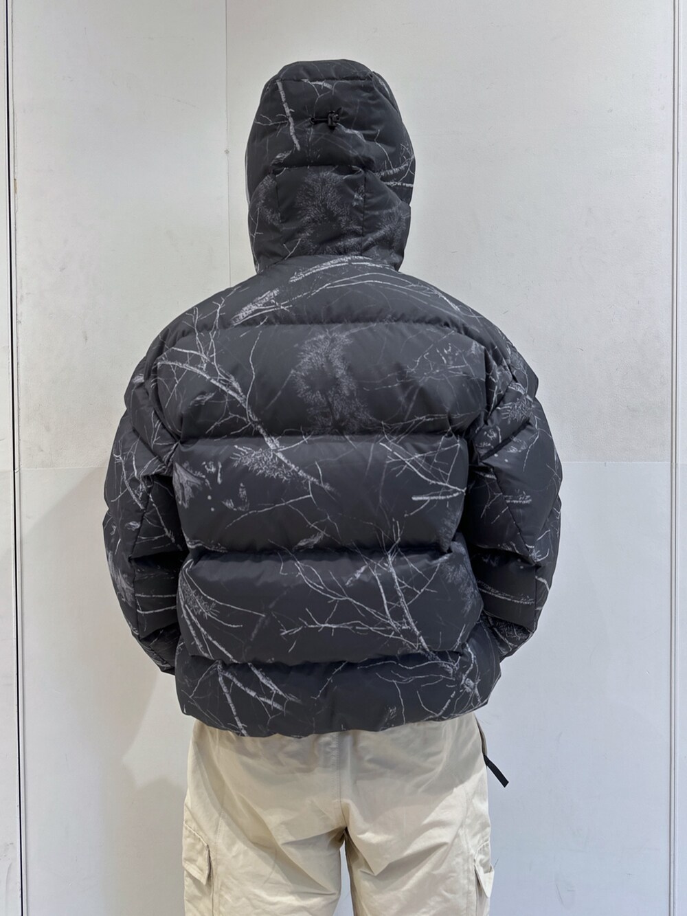 その他のダウンジャケット/コート、ベージュ系のその他パンツを着用したメンズの冬コーディネートの6枚目の写真