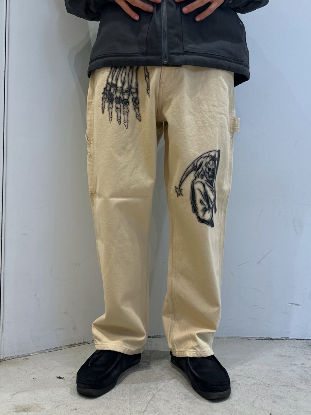 ブラック系のブルゾン、ベージュ系のその他パンツを着用したメンズの冬コーディネートの6枚目の写真