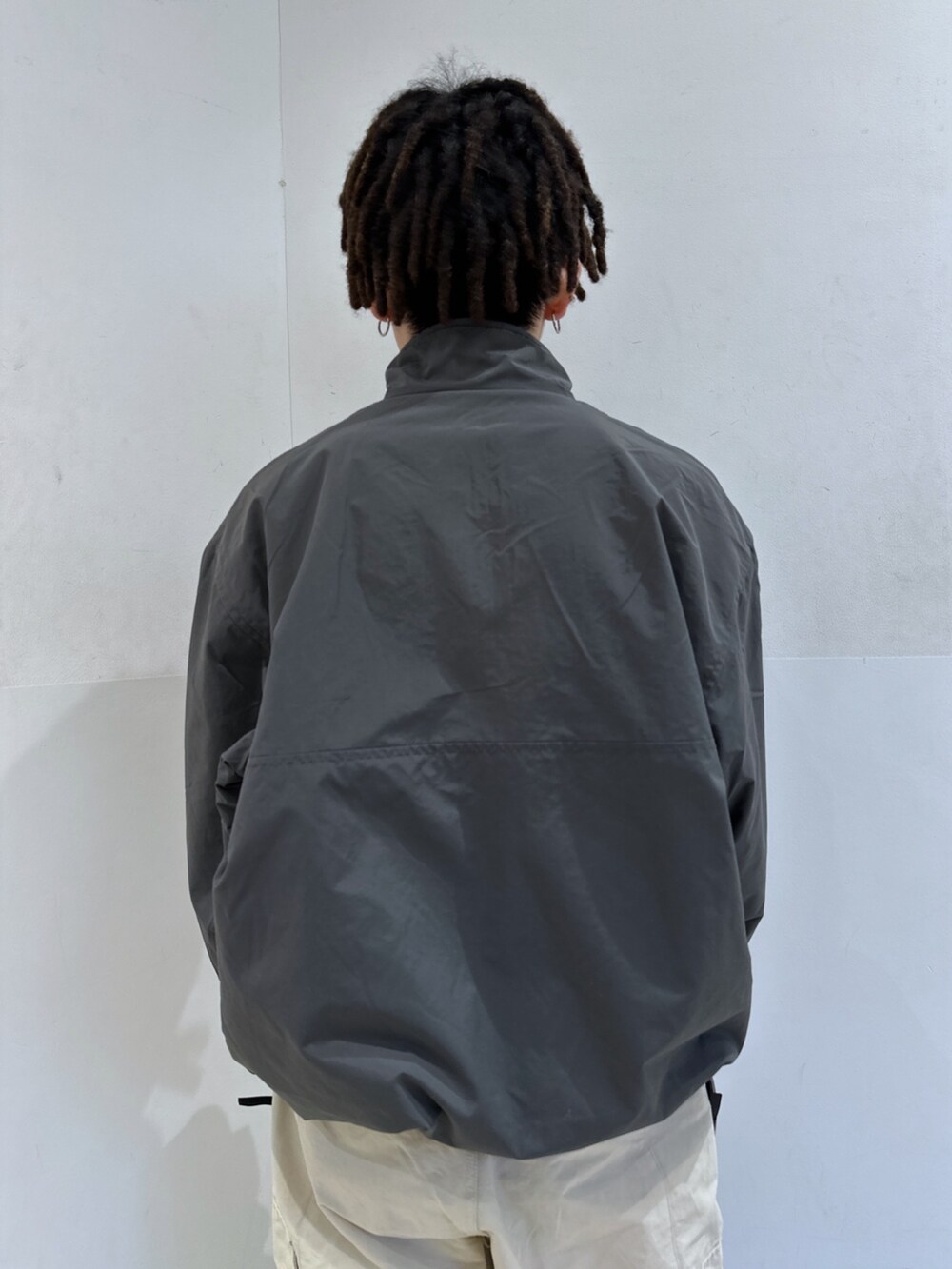 ブルー系のブルゾン、ベージュ系のその他パンツを着用したメンズの冬コーディネートの6枚目の写真