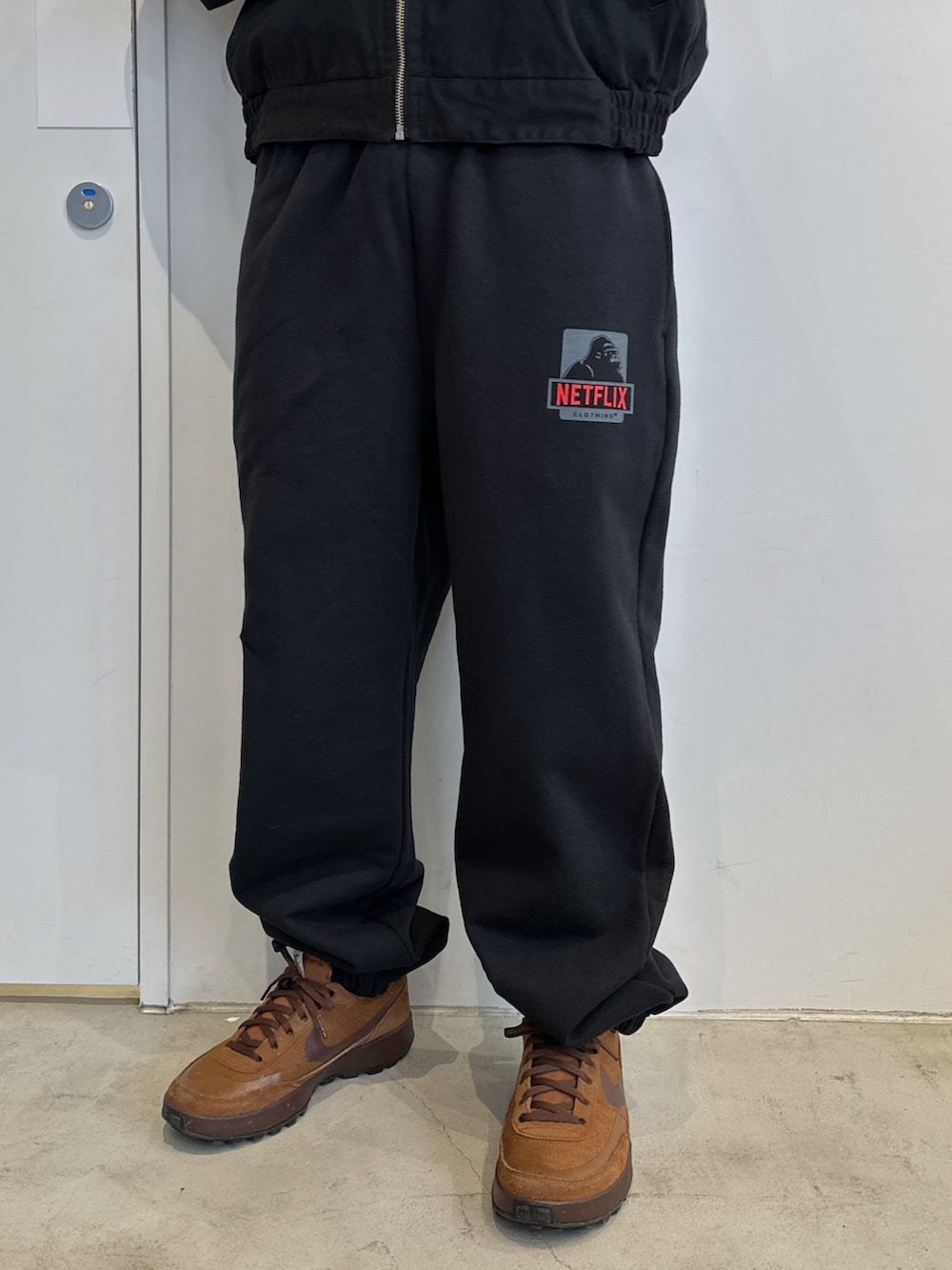 ブラック系のブルゾン、ブラック系のスウェットパンツを着用したメンズの冬コーディネートの7枚目の写真