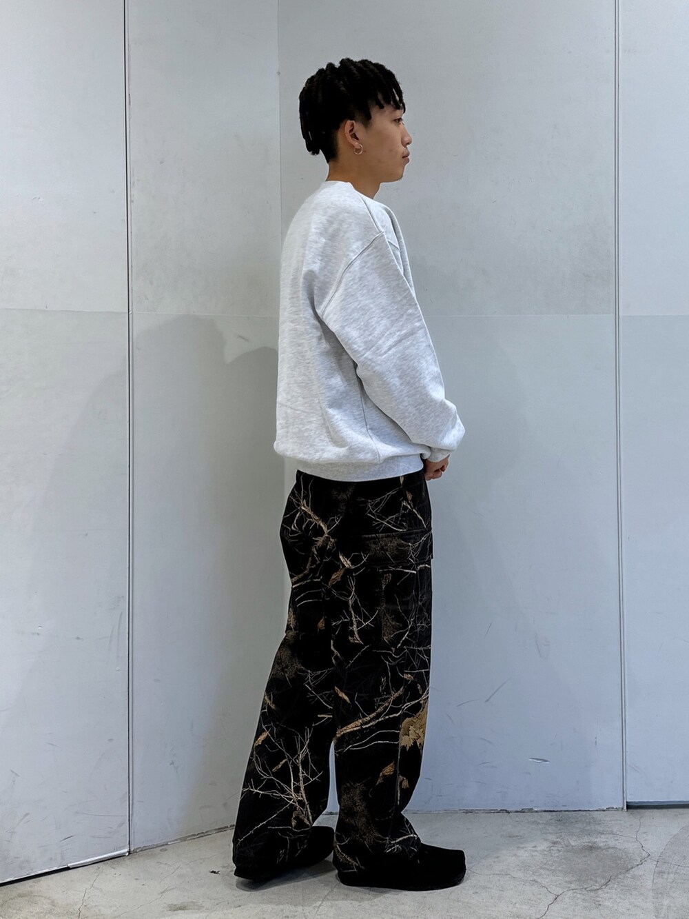 グレー系のスウェット、ブラウン系のその他パンツを着用したメンズの秋コーディネートの4枚目の写真