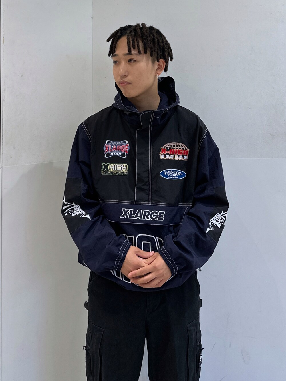 ブルー系のブルゾン、ブラック系のその他パンツを着用したメンズの秋コーディネートの5枚目の写真