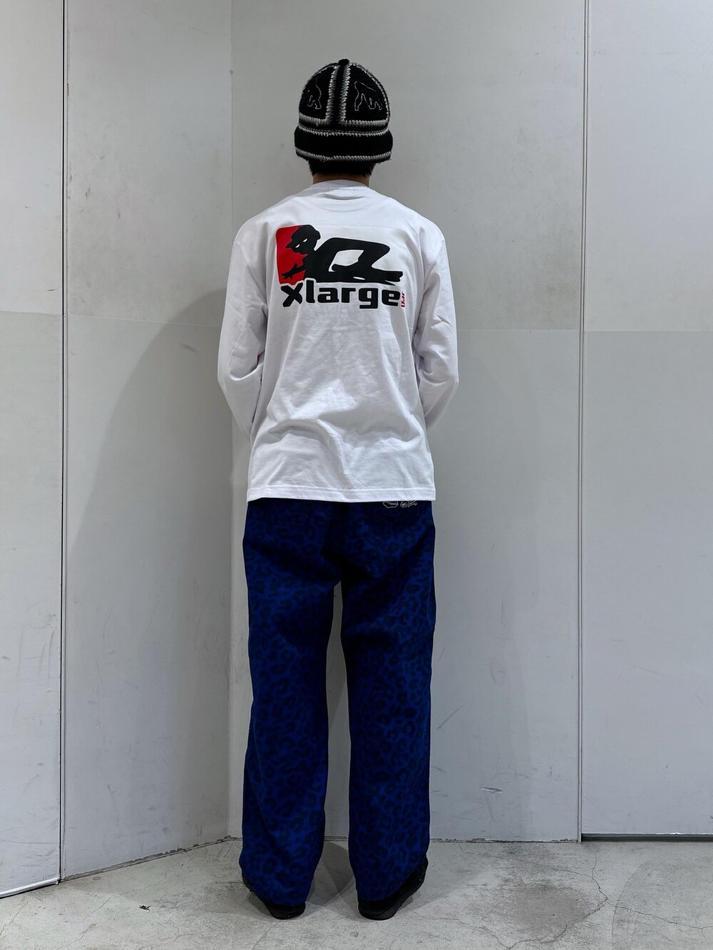 ホワイト系のTシャツ/カットソー、ブルー系のその他パンツ、ブラック系のハットを着用したメンズの冬コーディネートの3枚目の写真