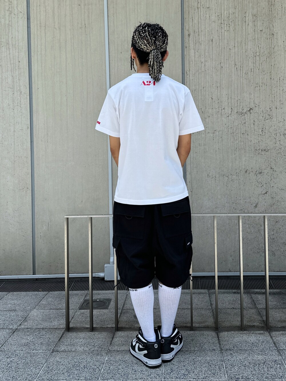 ブラック系のTシャツ/カットソー、ブラック系のカーゴパンツを着用したメンズの夏コーディネートの3枚目の写真