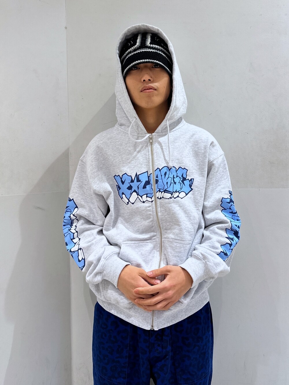 グレー系のパーカー、ブルー系のその他パンツを着用したメンズの冬コーディネートの5枚目の写真