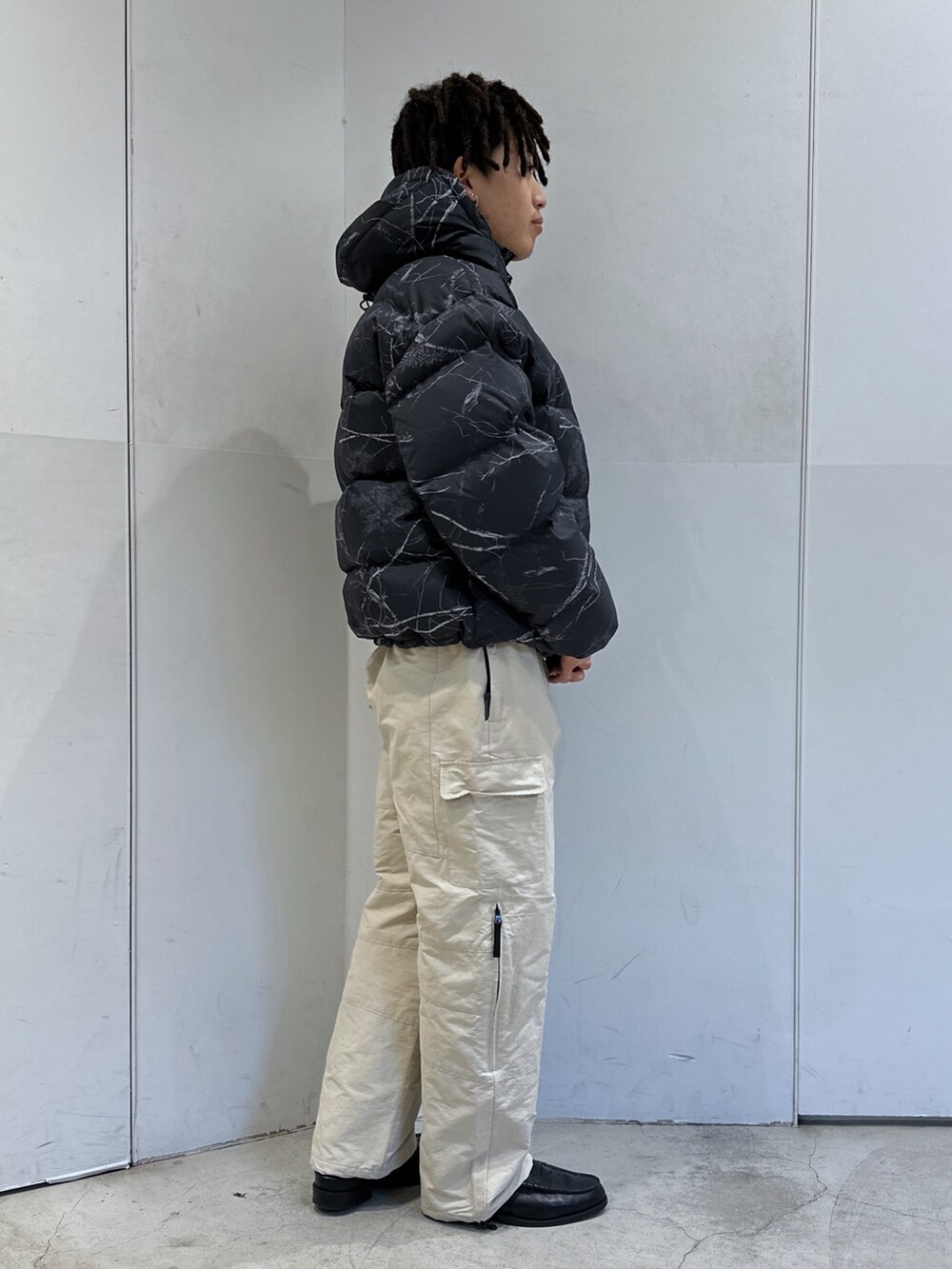 その他のダウンジャケット/コート、ベージュ系のその他パンツを着用したメンズの冬コーディネートの4枚目の写真