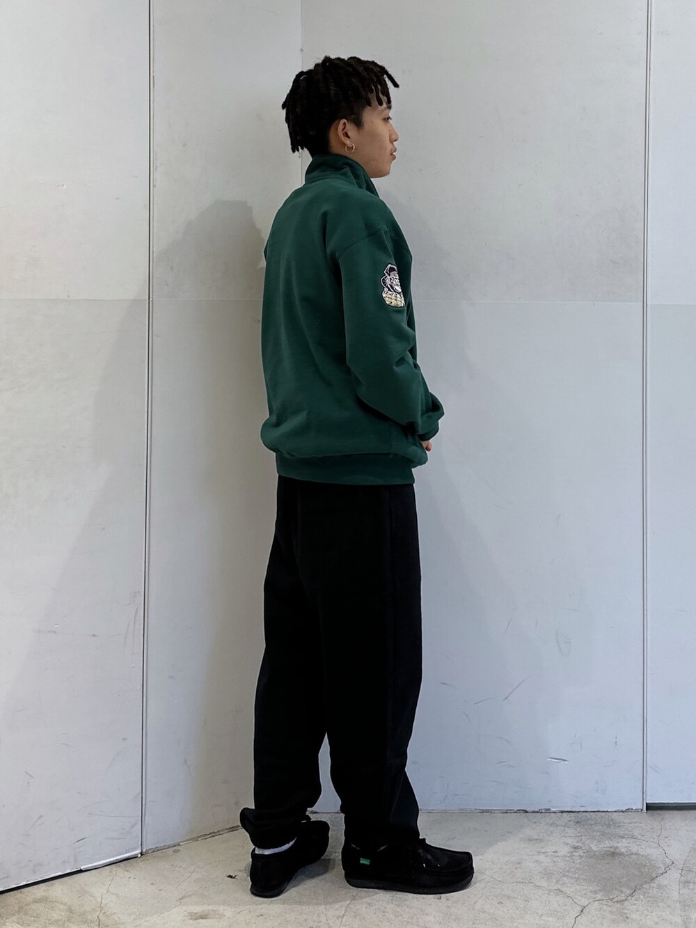 グリーン系のスウェット、ブラック系のスウェットパンツを着用したメンズの秋コーディネートの4枚目の写真