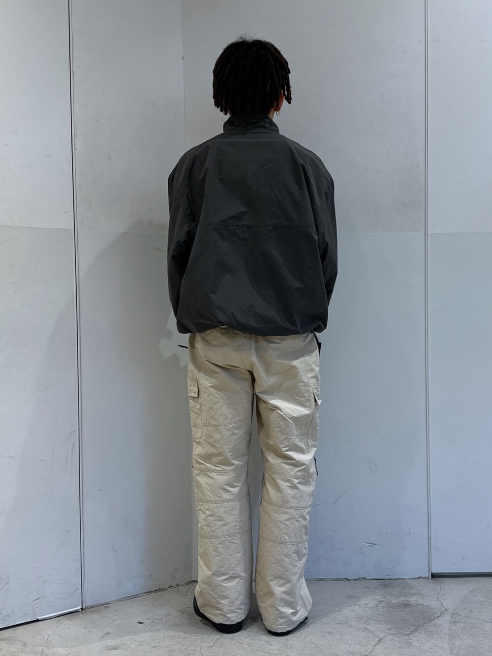 ブルー系のブルゾン、ベージュ系のその他パンツを着用したメンズの冬コーディネートの3枚目の写真