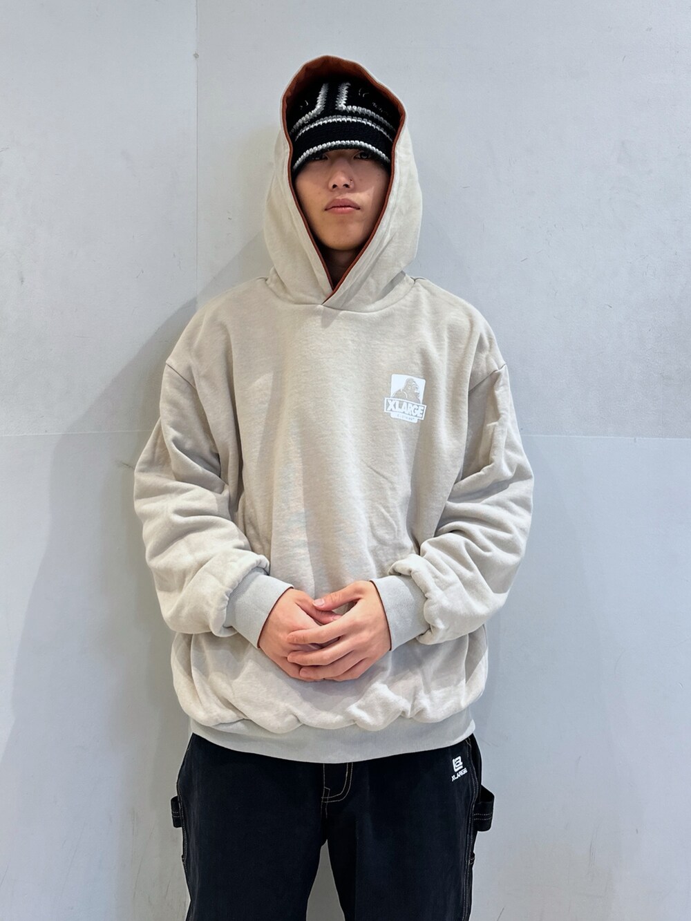 ブラウン系のパーカー、ブラック系のその他パンツ、ブラック系のハットを着用したメンズの冬コーディネートの5枚目の写真