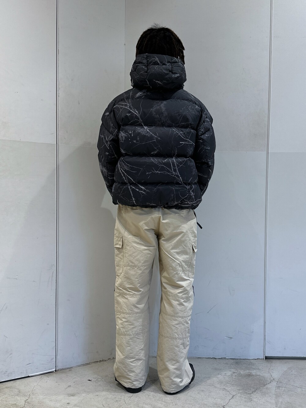 その他のダウンジャケット/コート、ベージュ系のその他パンツを着用したメンズの冬コーディネートの3枚目の写真