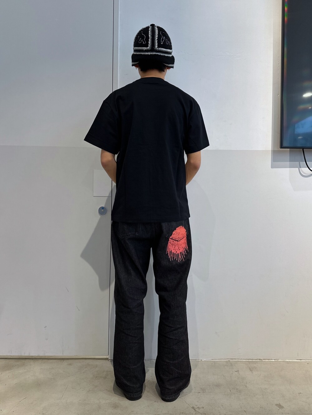 ブラック系のTシャツ/カットソー、ブラック系のデニムパンツ、ブラック系のハットを着用したメンズの冬コーディネートの3枚目の写真