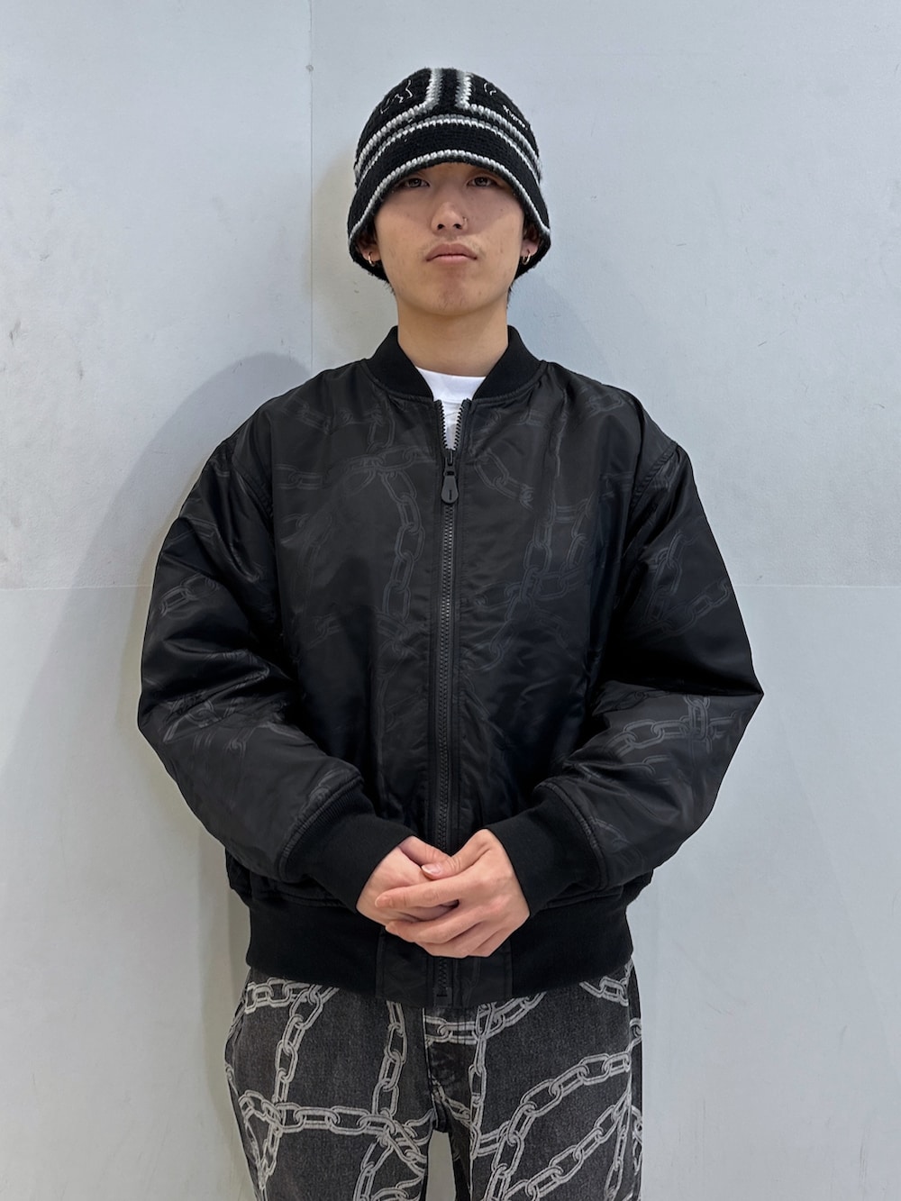 ブラック系のブルゾン、ブラック系のデニムパンツ、ブラック系のハットを着用したメンズの春コーディネートの5枚目の写真