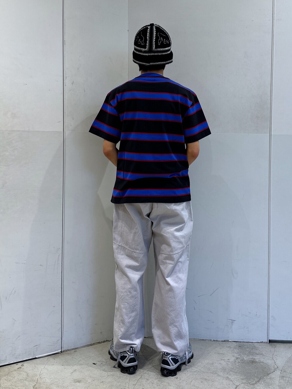 ブルー系のTシャツ/カットソー、グレー系のその他パンツ、ブラック系のハットを着用したメンズの春コーディネートの3枚目の写真