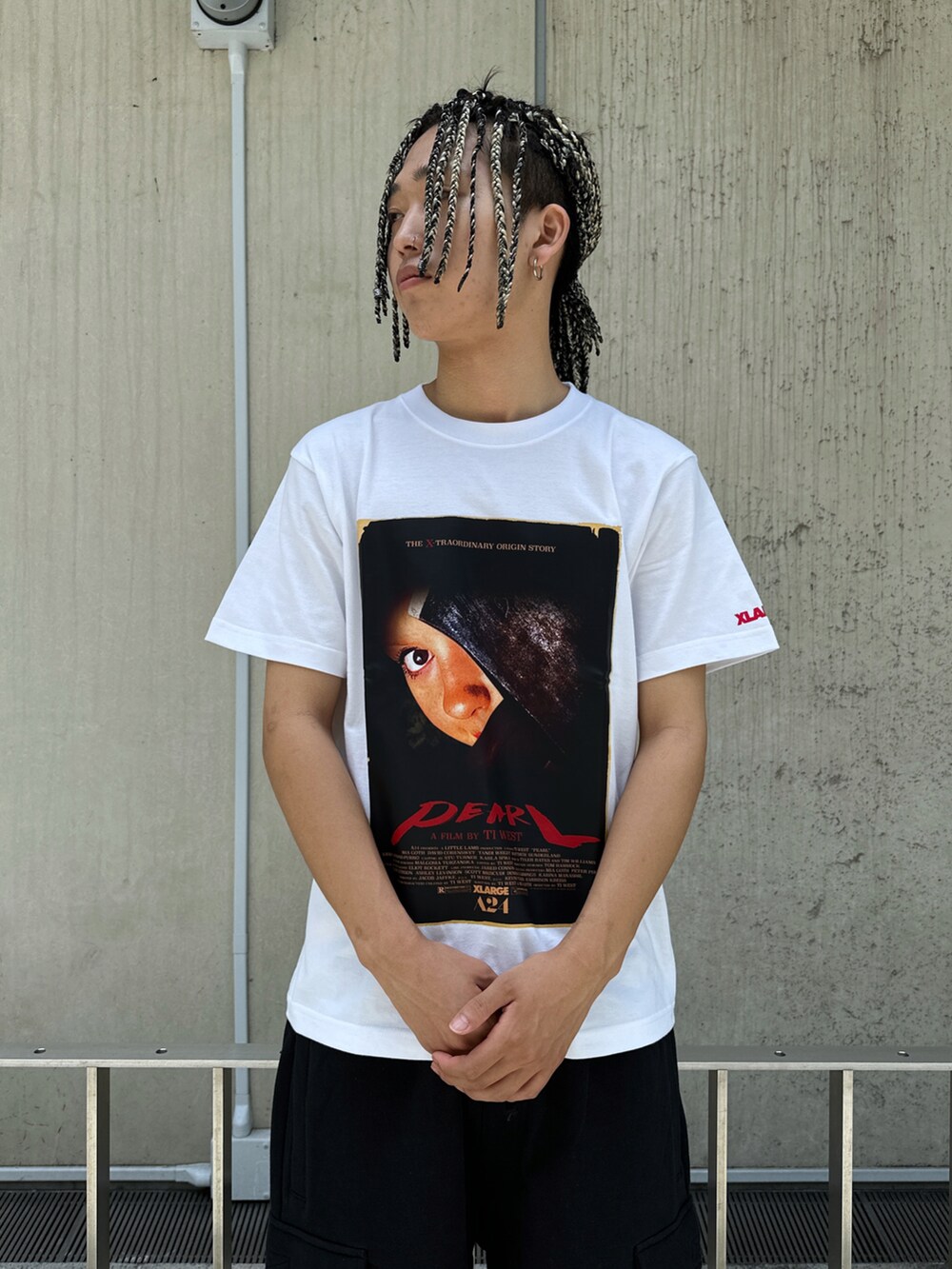 ブラック系のTシャツ/カットソー、ブラック系のカーゴパンツを着用したメンズの夏コーディネートの5枚目の写真