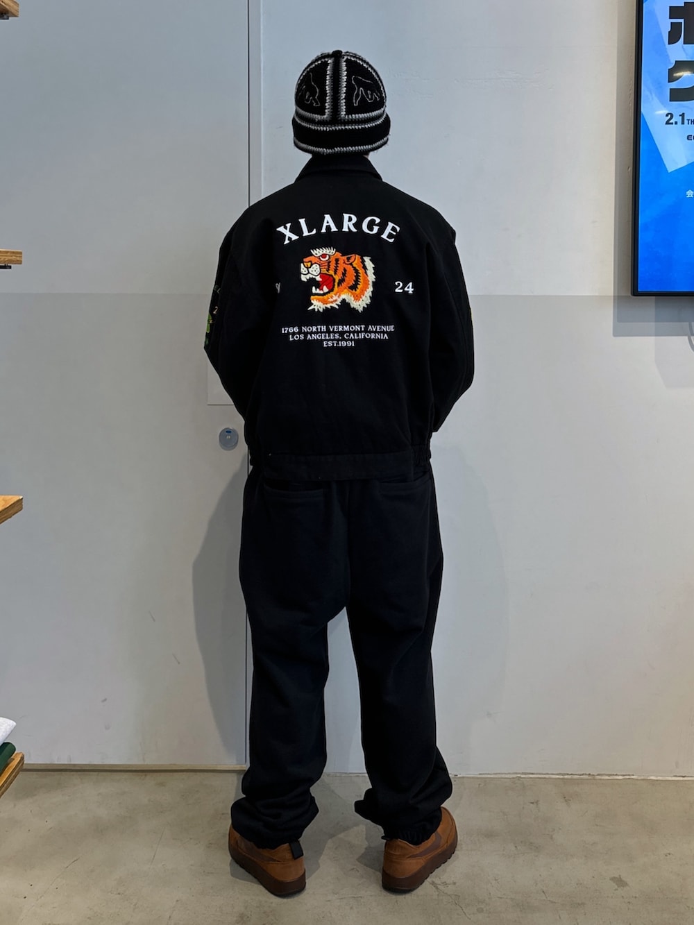 ブラック系のブルゾン、ブラック系のスウェットパンツを着用したメンズの冬コーディネートの3枚目の写真