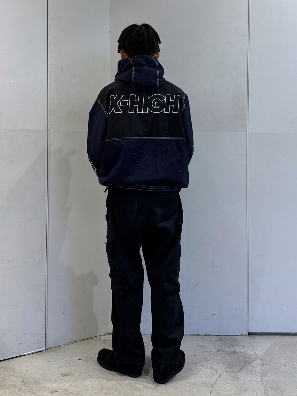 ブルー系のブルゾン、ブラック系のその他パンツを着用したメンズの秋コーディネートの3枚目の写真