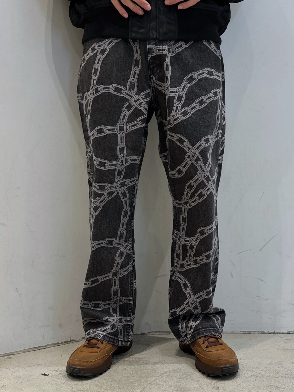 ホワイト系のTシャツ/カットソー、ブラック系のデニムパンツ、ブラック系のハットを着用したメンズの春コーディネートの6枚目の写真