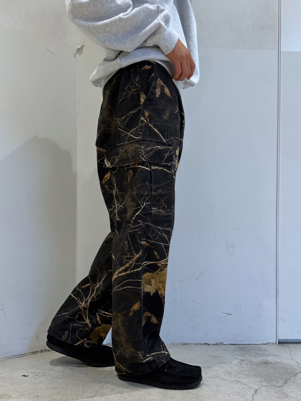 グレー系のスウェット、ブラウン系のその他パンツを着用したメンズの秋コーディネートの6枚目の写真