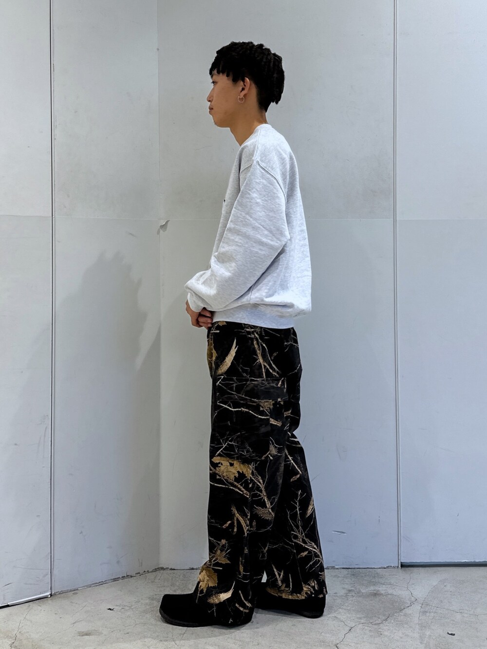 グレー系のスウェット、ブラウン系のその他パンツを着用したメンズの秋コーディネートの2枚目の写真