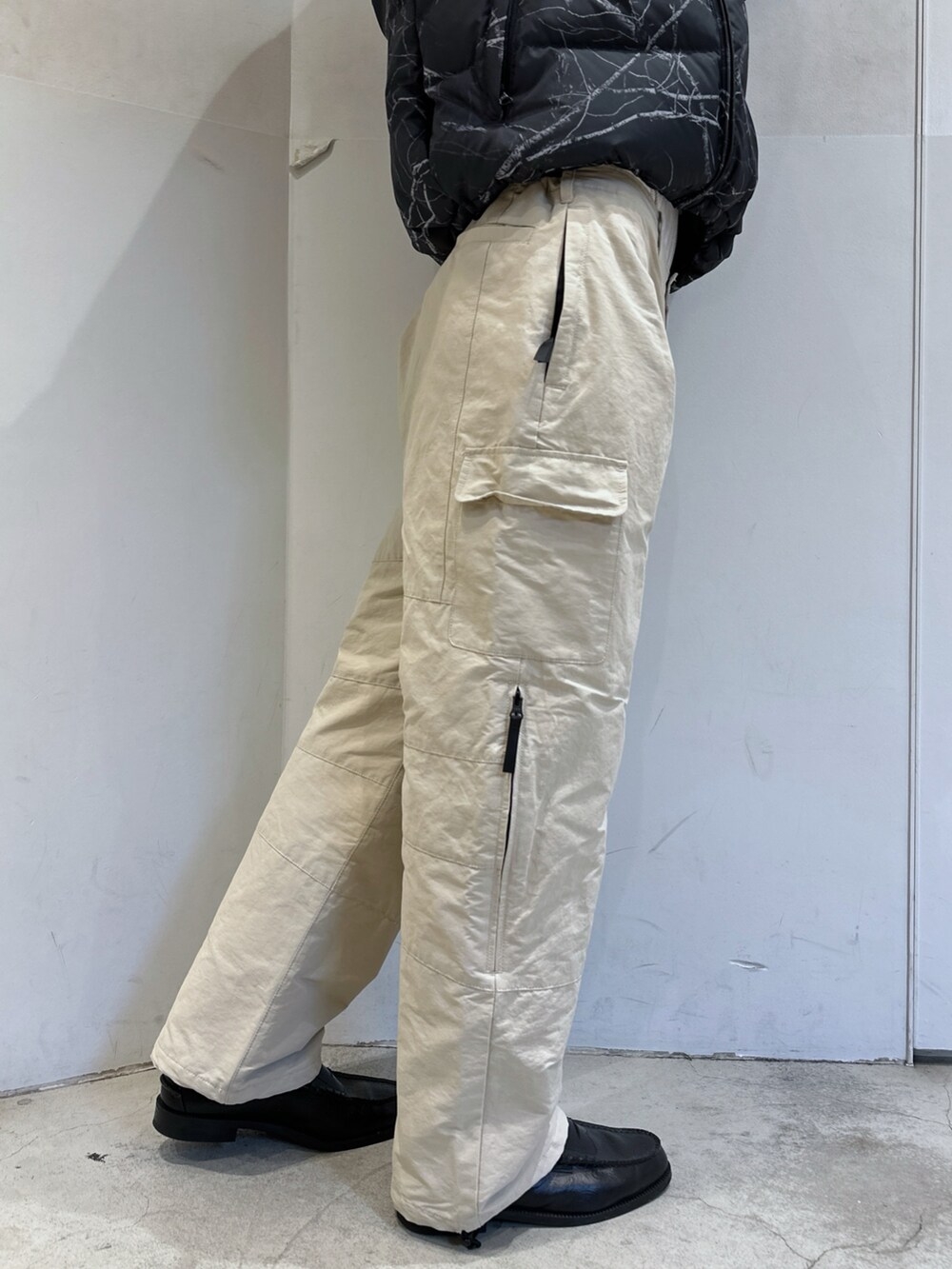 その他のダウンジャケット/コート、ベージュ系のその他パンツを着用したメンズの冬コーディネートの7枚目の写真