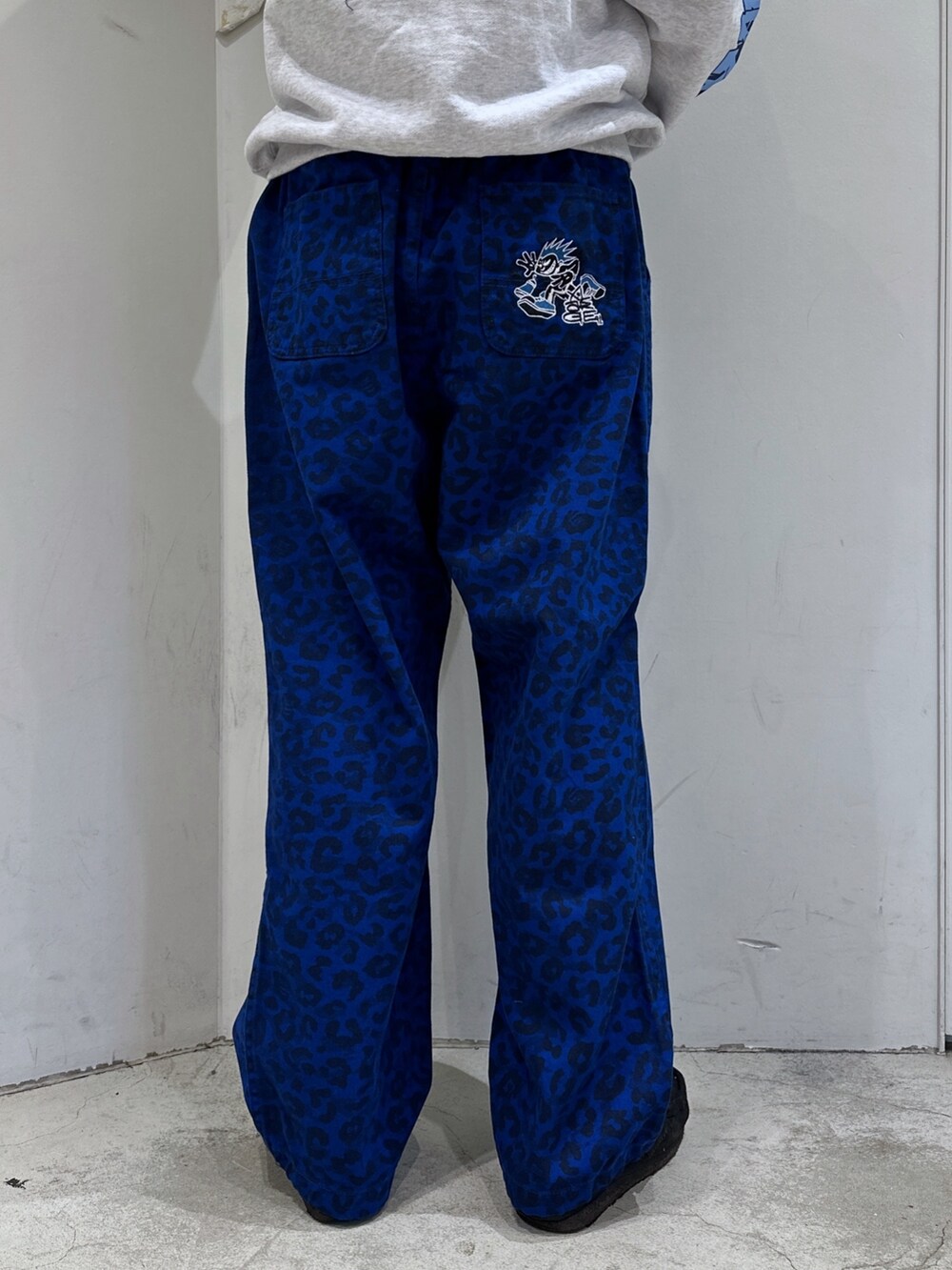 ホワイト系のTシャツ/カットソー、ブルー系のその他パンツ、ブラック系のハットを着用したメンズの冬コーディネートの6枚目の写真