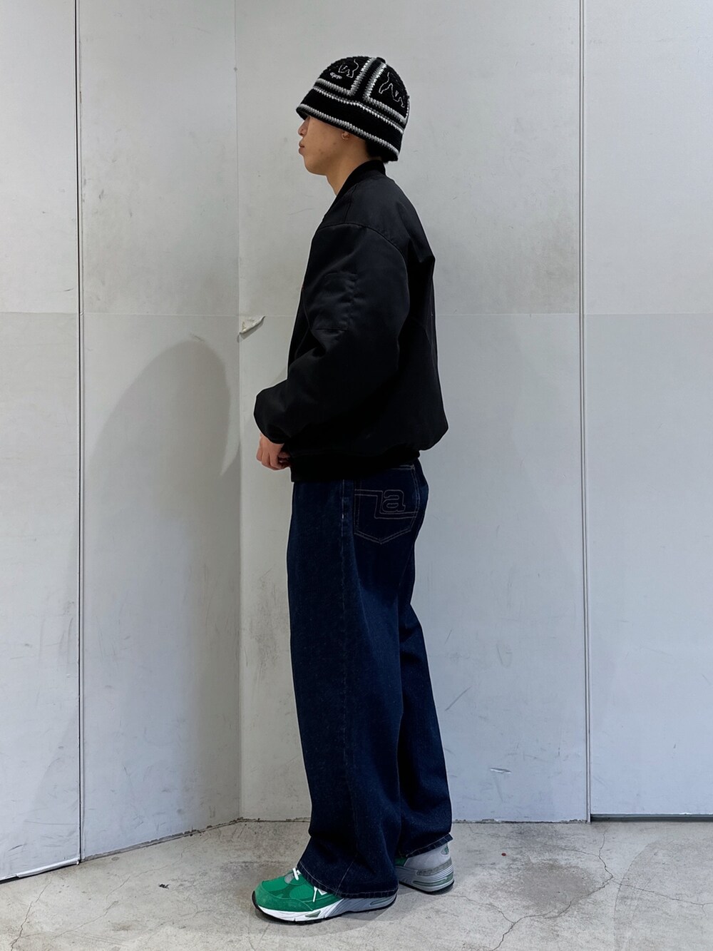 ブラック系のブルゾン、ブルー系のデニムパンツ、ブラック系のハットを着用したメンズの冬コーディネートの2枚目の写真