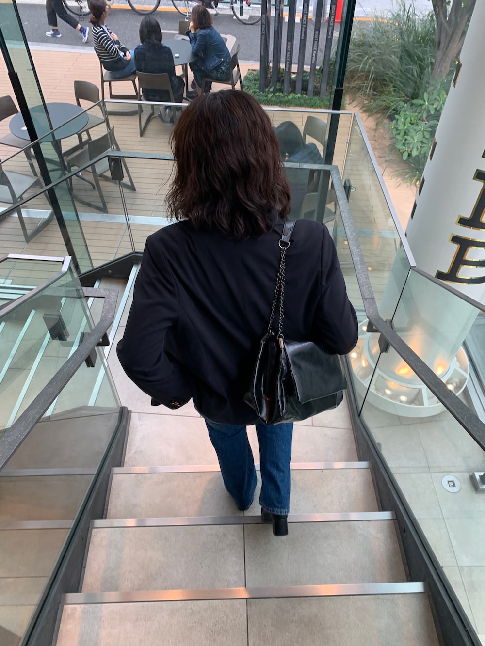 ブルー系のテーラードジャケットを着用したレディースの秋コーディネートの2枚目の写真